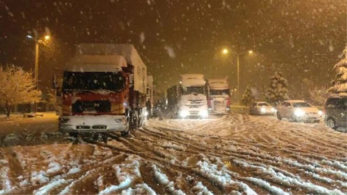 Kar yağışı başladı! Tır ve kamyonların İstanbul\'a girişi yasaklandı