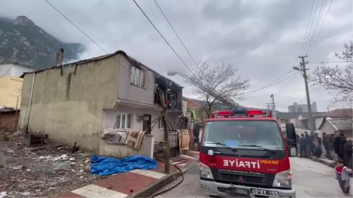 Suriyeli ailenin yaşadığı ev, yangında kullanılamaz hale geldi