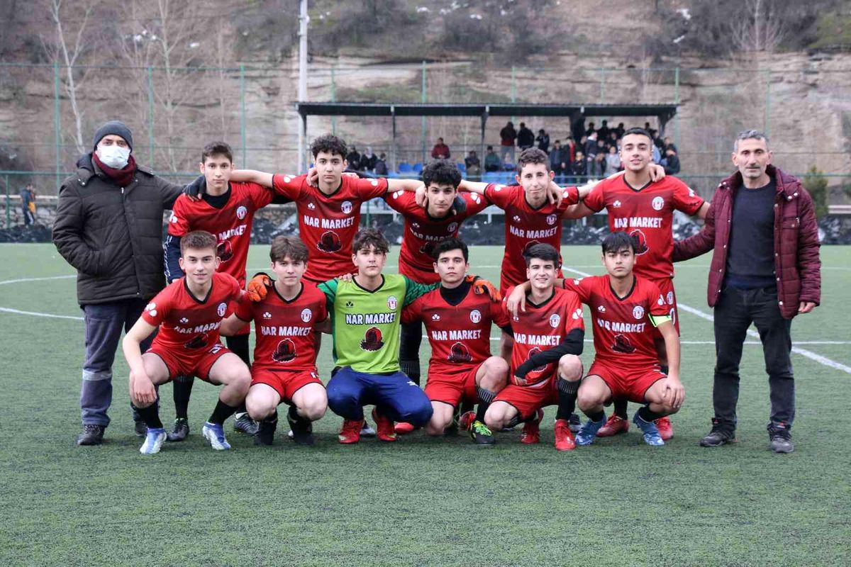 Taraftarlar maç sonunda oyuncuyu darp etti