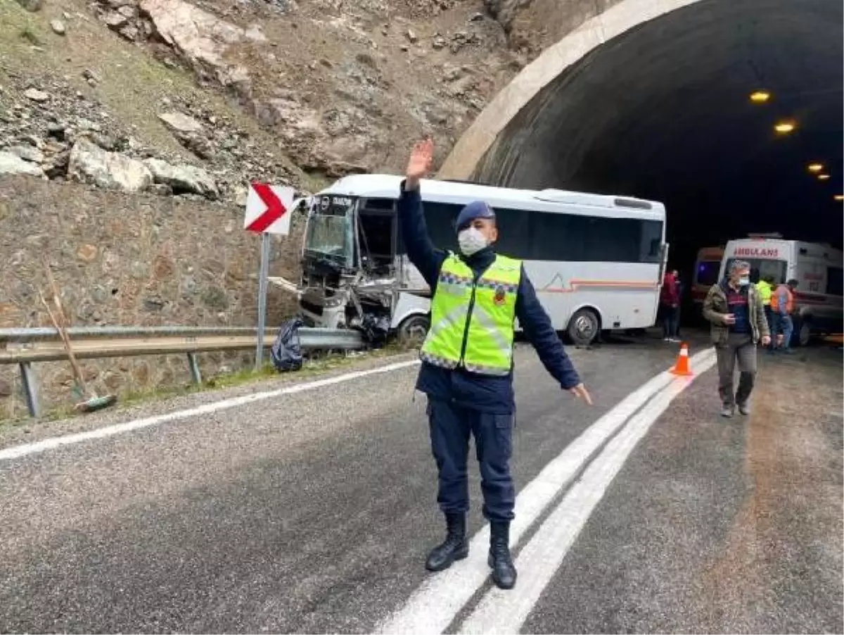 Son dakika haberi: TIR\'IN DORSESİ MİDİBÜSE ÇARPTI; 6 KİŞİNİN YARALANDIĞI KAZA KAMERADA