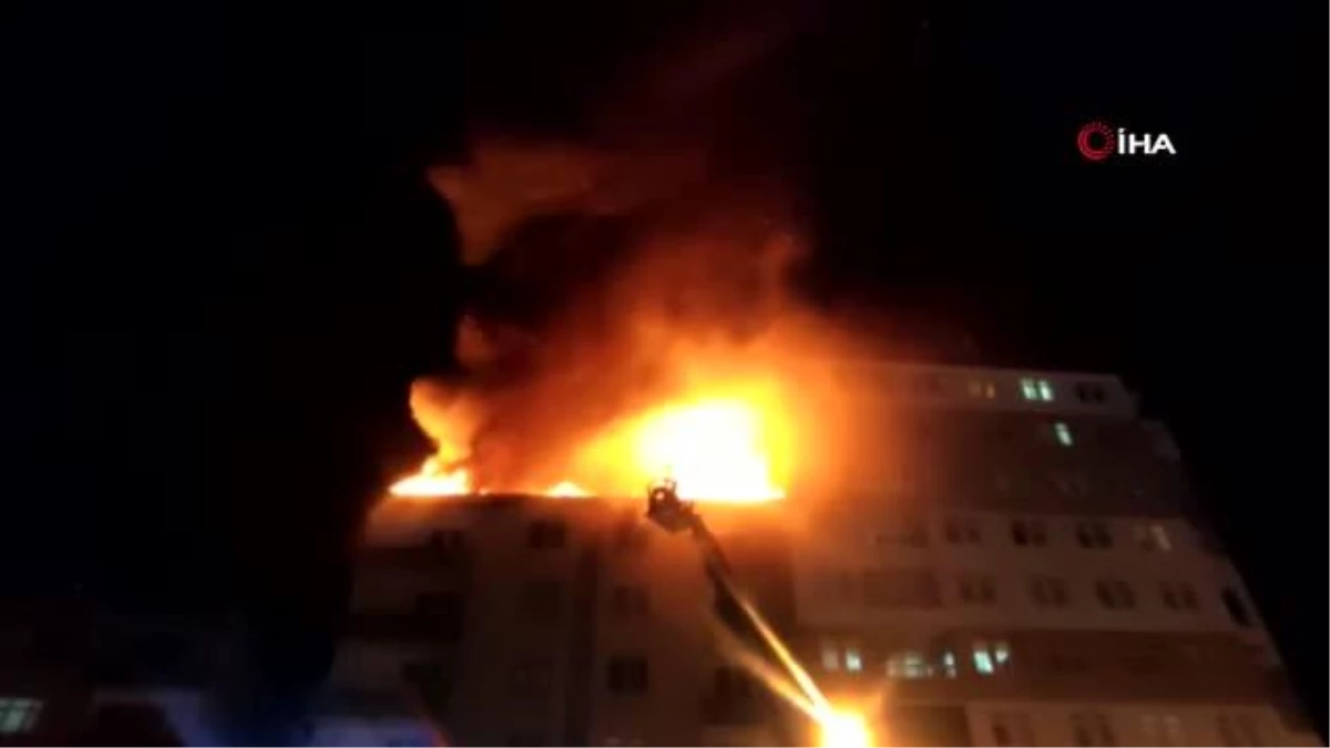 Trabzon\'da 5 katlı binanın çatısı alev alev yandı