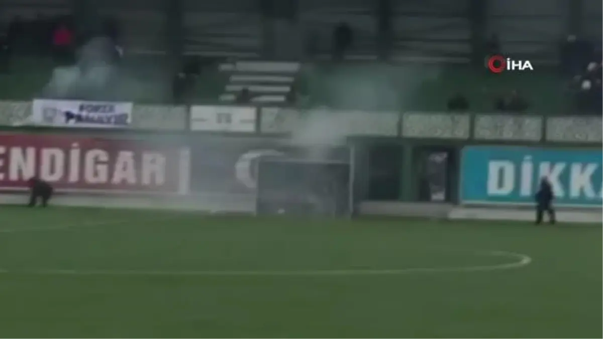 Son dakika haber... Tribün savaş alanına döndü...Amatör maçta kavga çıktı, kavgaya çevik kuvvet müdahale etti