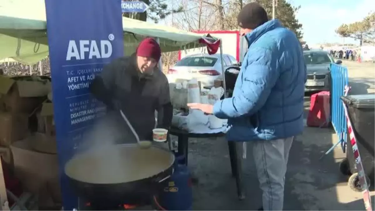 Ukrayna\'dan tahliye edilen Türk öğrenciler, yurda dönüş yolunda AA\'ya konuştu