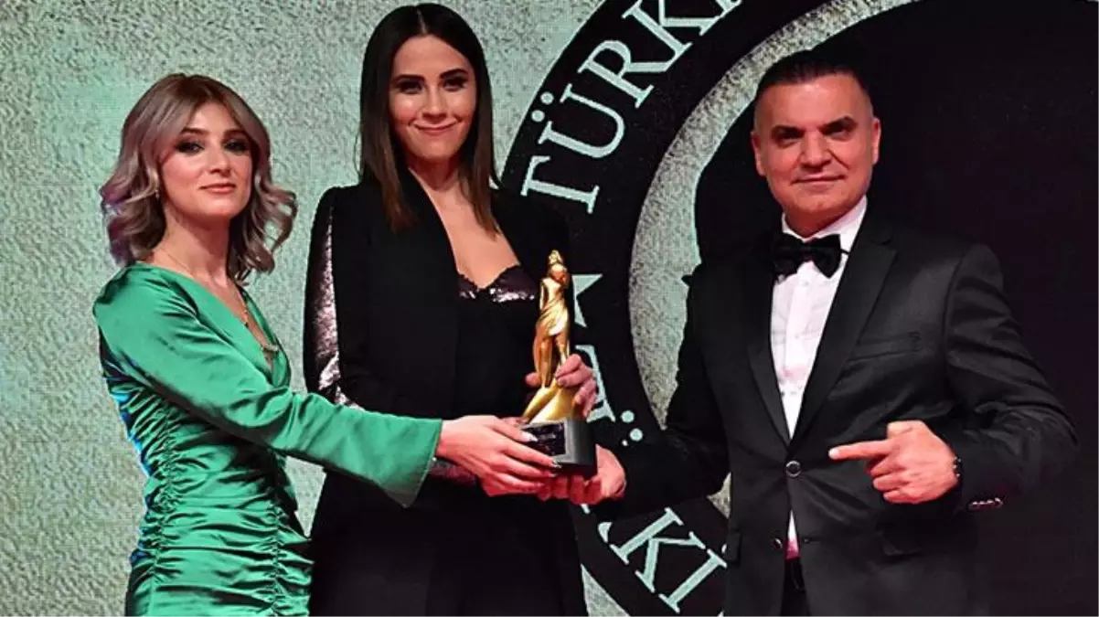 Yılın Genç Kadın Girişimcisi ödülünü alan Kader Özdemir: Genç kadınların yanında olmayı sürdüreceğiz