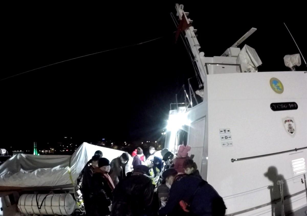 İzmir açıklarında geri itilen 15 düzensiz göçmen kurtarıldı
