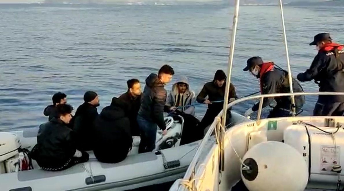 Yunanistan unsurlarınca geri itilen 77 düzensiz göçmen kurtarıldı