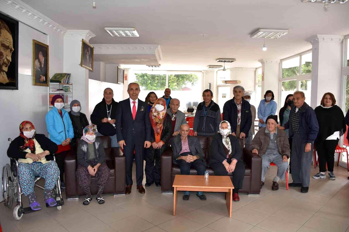 73 yaşındaki demir adam, huzurevi sakinlerine moral verdi