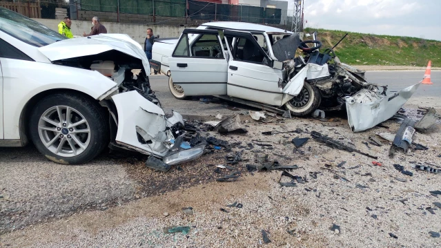 Son dakika: Adana'da iki otomobilin çarpıştığı kazada 5 kişi yaralandı