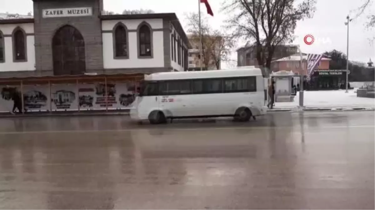 Afyonlular karlı bir güne uyandı, kent yeniden beyaza büründü