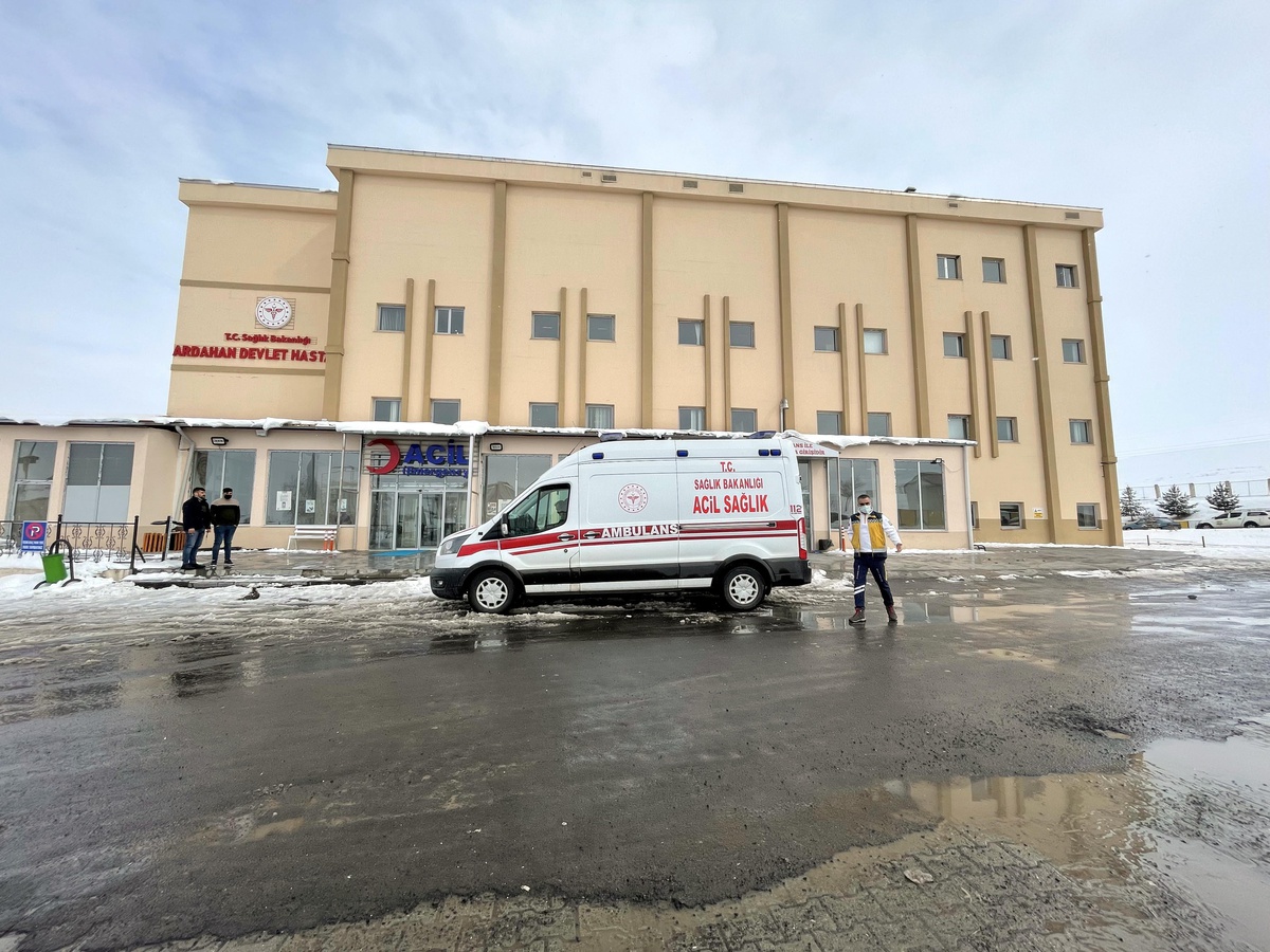 Ardahan\'da ishal ve kusma şikayetiyle 42 öğrenci hastaneye kaldırıldı