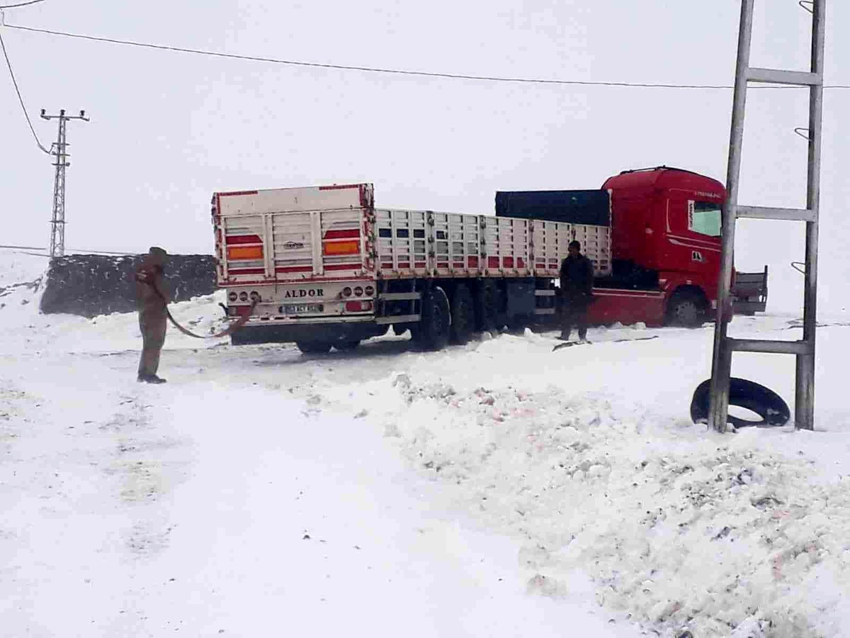Ardahan\'da kar yeniden etkisini arttırdı: 56 köy yolu ulaşıma kapandı