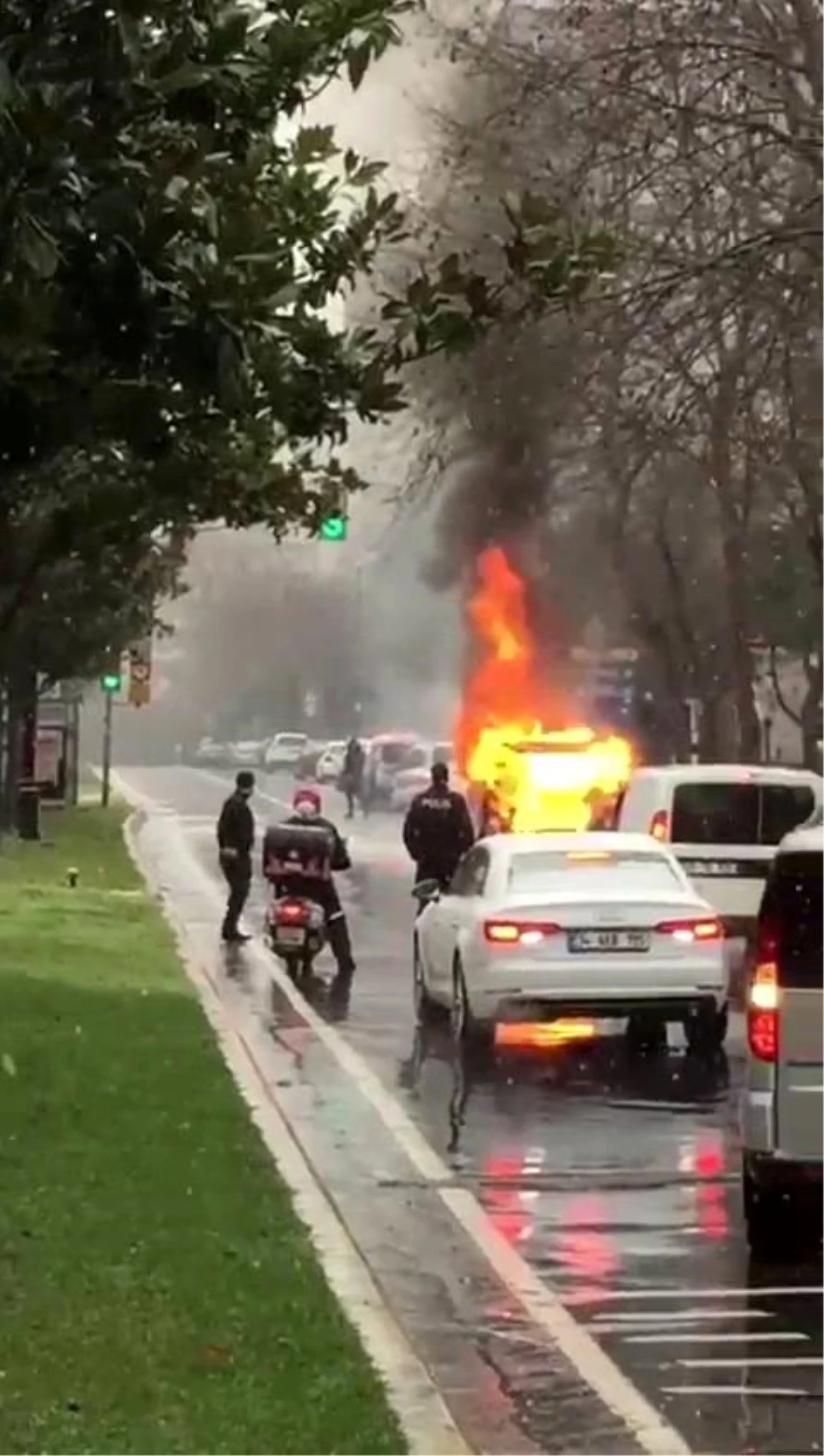Ataköy\'de araç alev alev yandı