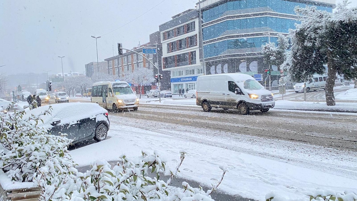 Avcılar\'da yollar beyaza büründü