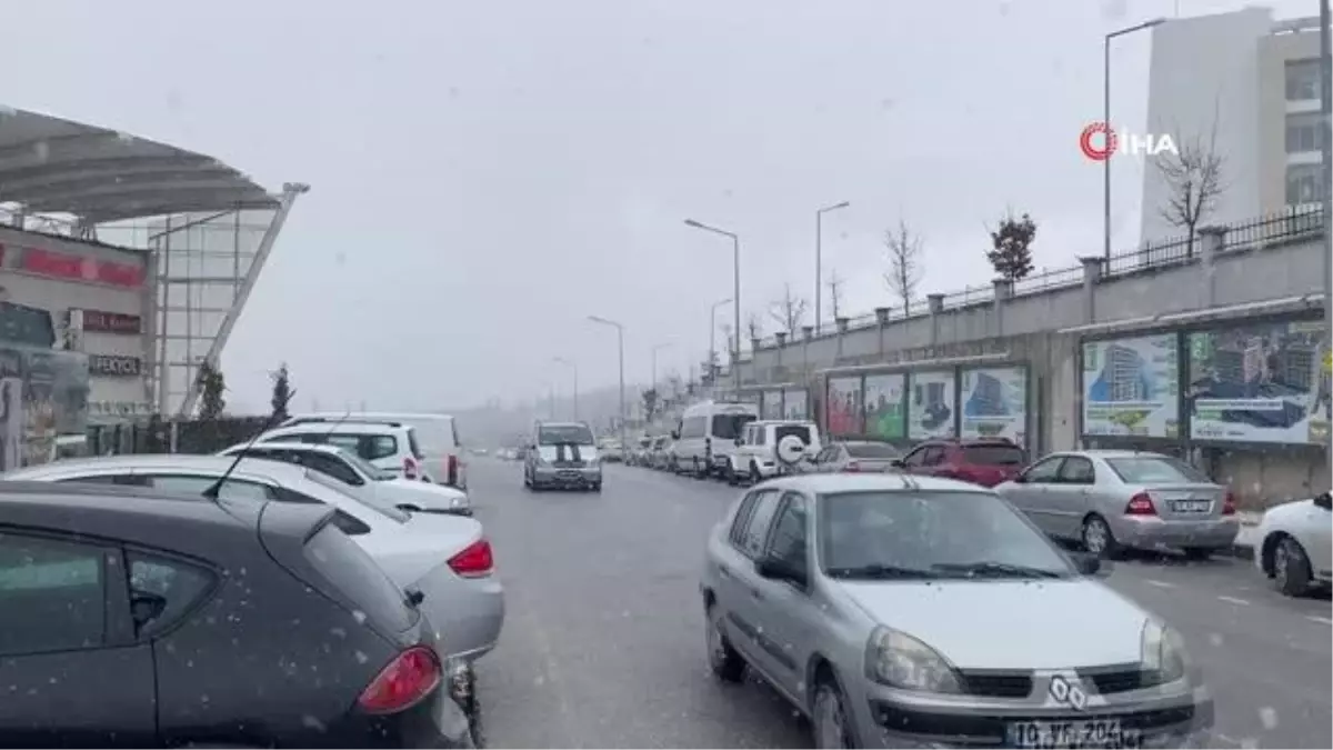 Balıkesir'de beklenen kar başladı