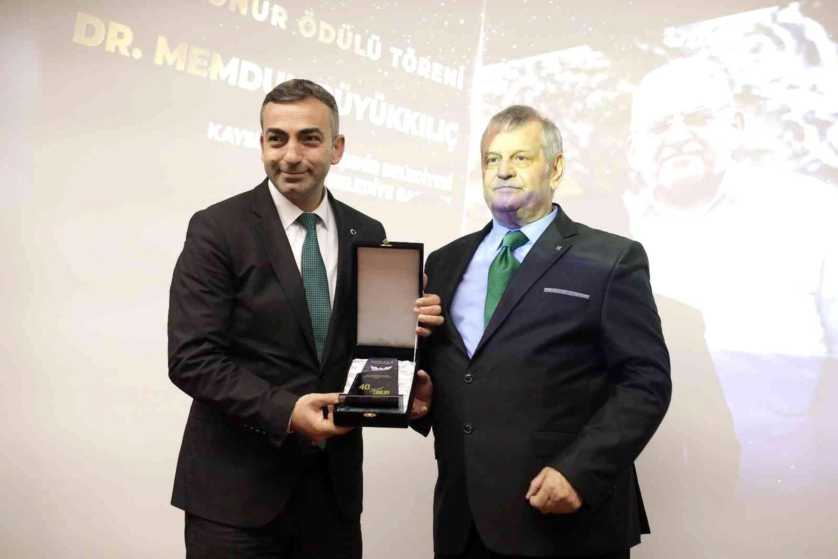 Başkan Büyükkılıç\'a "Başarı ve Onur Ödülü" verildi