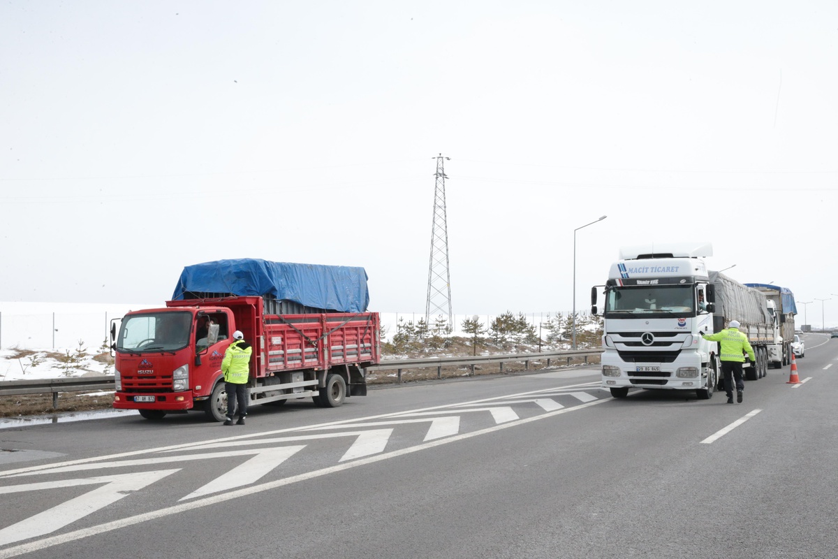 Bolu\'dan İstanbul yönüne tır ve kamyon geçişine izin verilmiyor