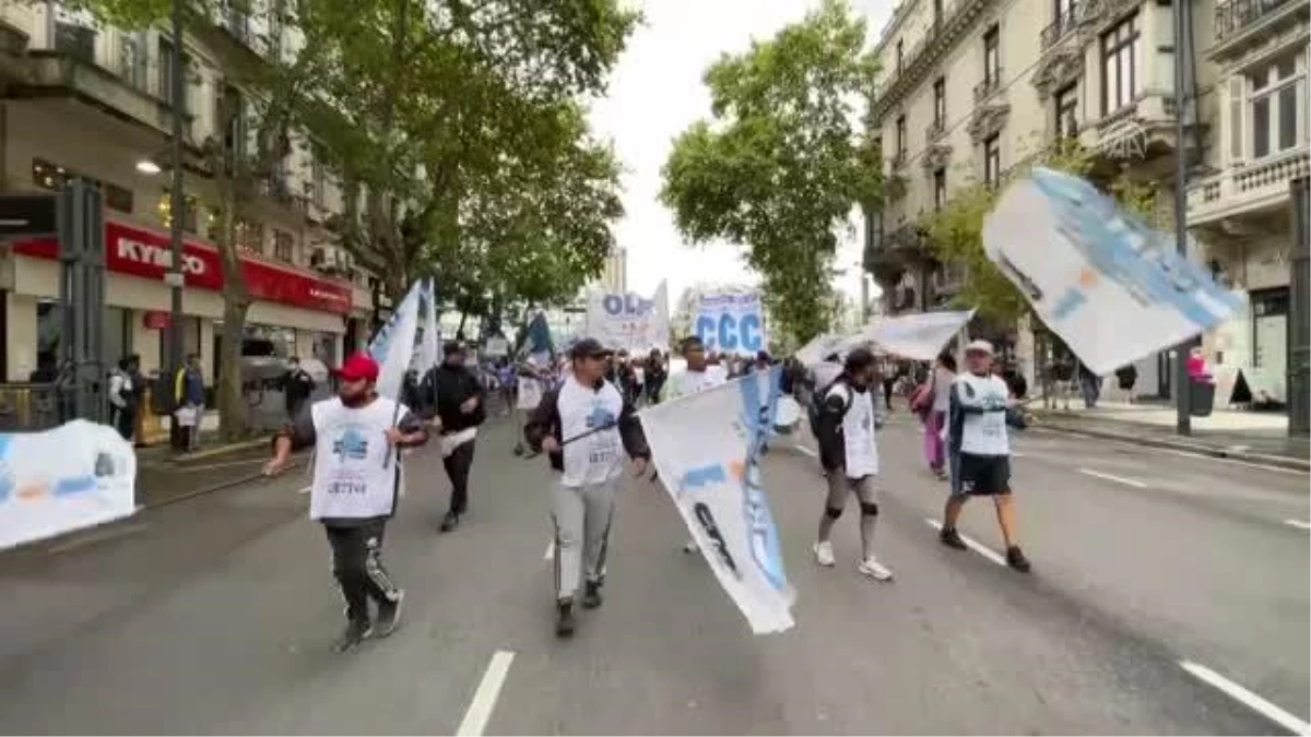 BUENOS AIRES - Arjantin\'de hükümetin IMF ile yaptığı borç ödeme anlaşması protesto edildi