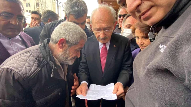 Kılıçdaroğlu, Diyarbakır'da esnafı ziyaret etti, partisine katılanlara rozet taktı Açıklaması