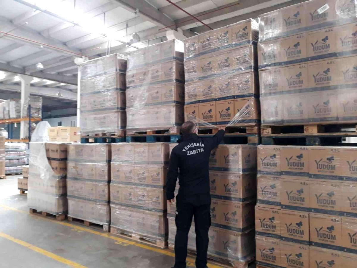 Diyarbakır\'da market deposunda 10 ton stoklanmış yağ bulundu