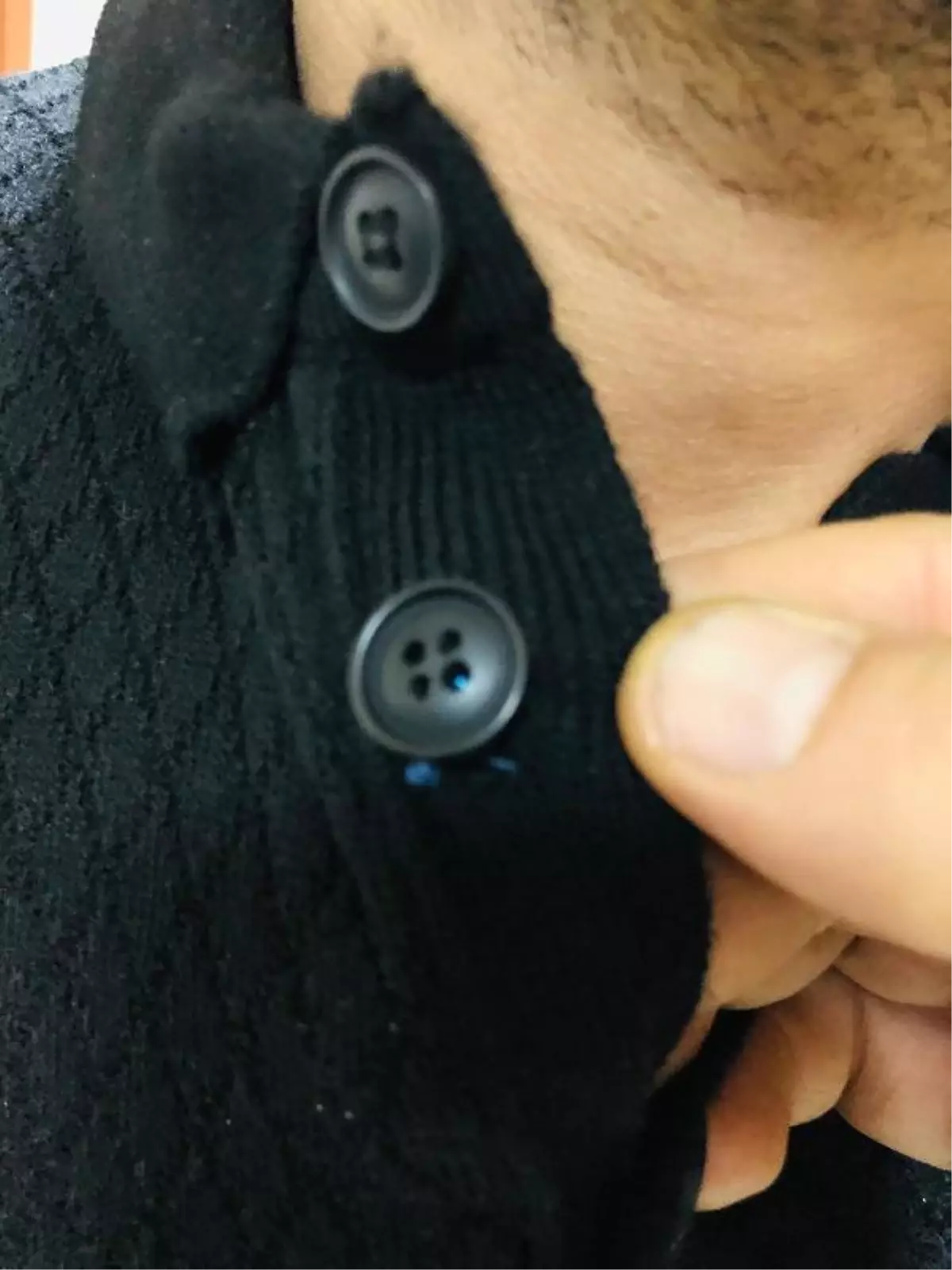 Ehliyet sınavına girerken, ses cihazı ve kamera ile yakalandı