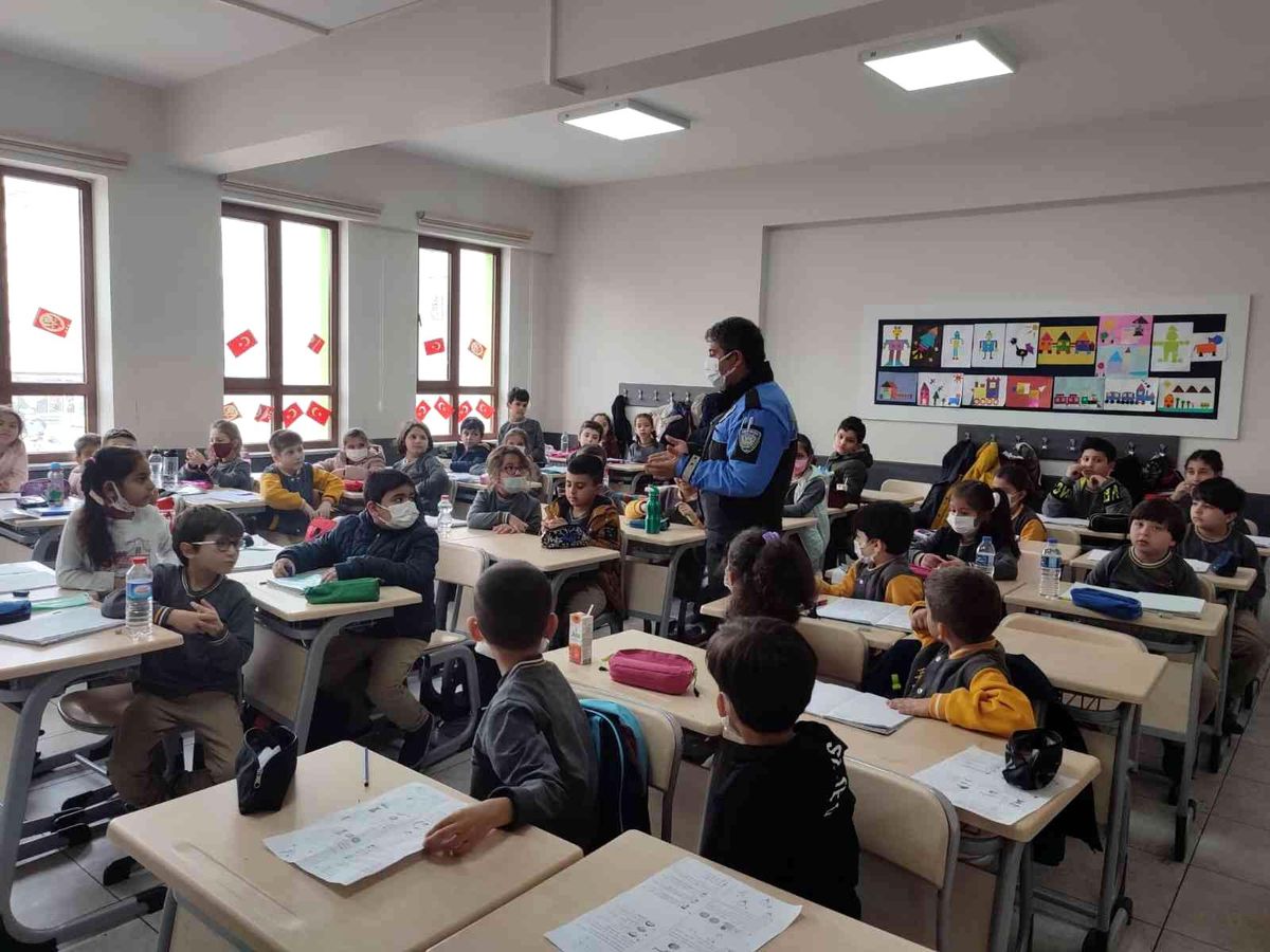 Kilis Emniyet Müdürlüğü, "Bilinçli Nesil-2 Projesi" kapsamında 460 öğrenciye eğitim verdi