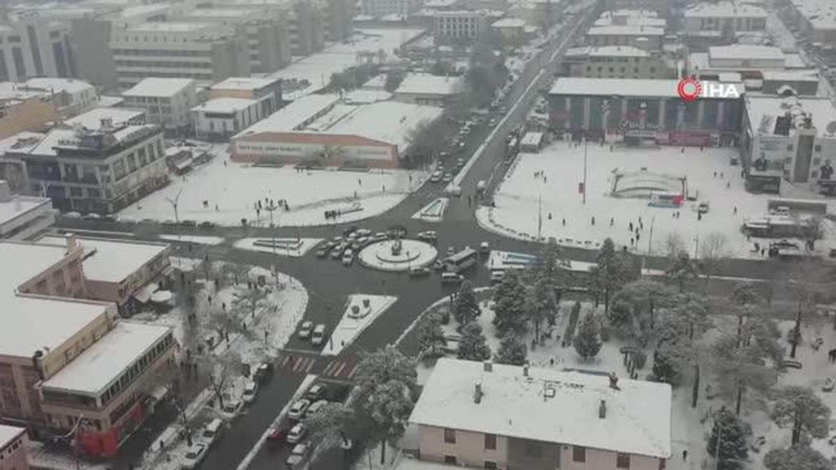 Erzincan güne karla uyandı