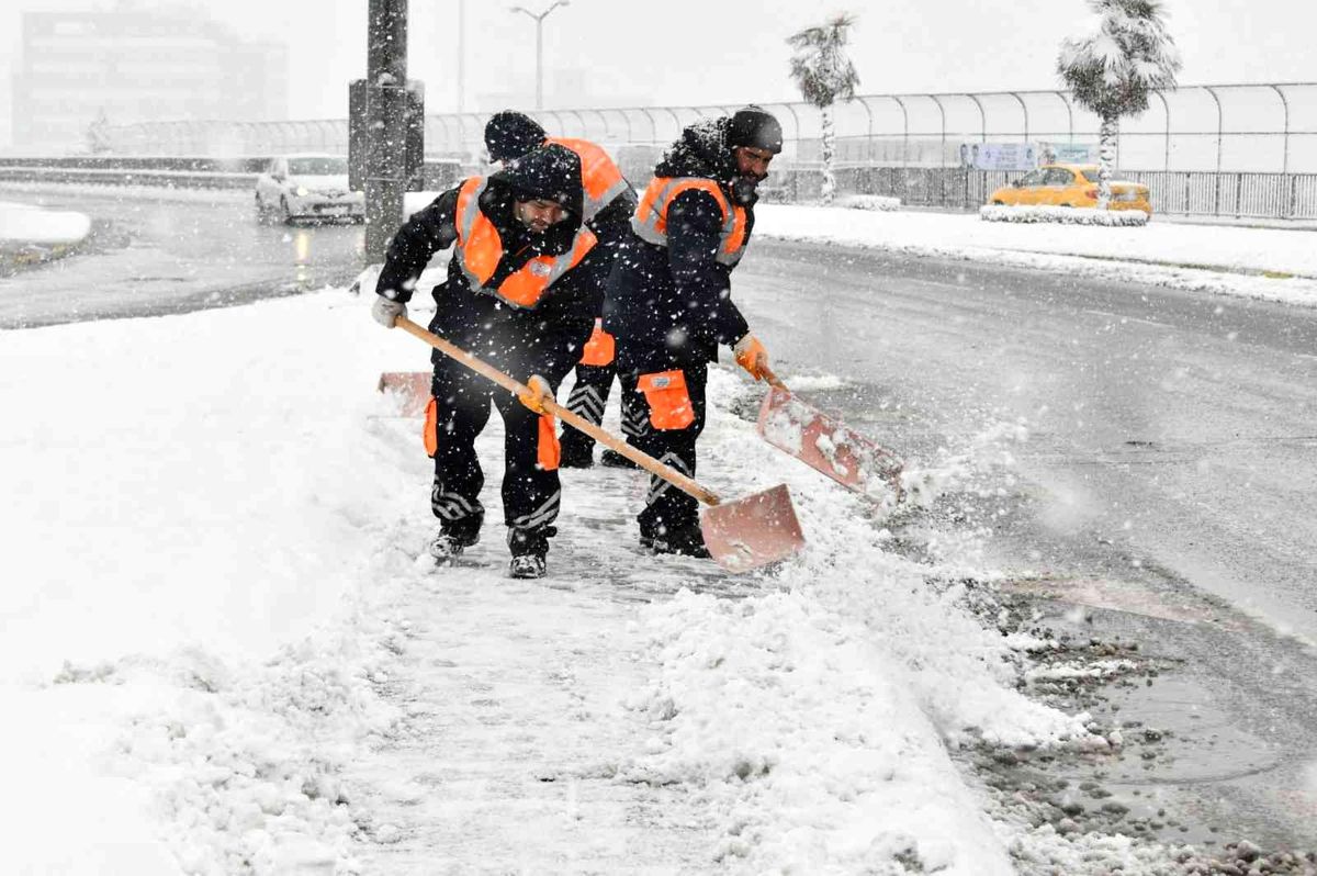 Esenyurt\'ta karla mücadele çalışmaları sürüyor