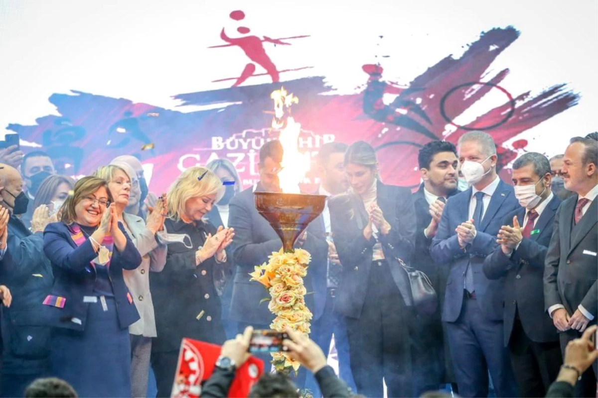 Eski Galatasaray Başkanı Mustafa Cengiz anısına yapılan Gazi Oyunları görkemli bir törenle başladı