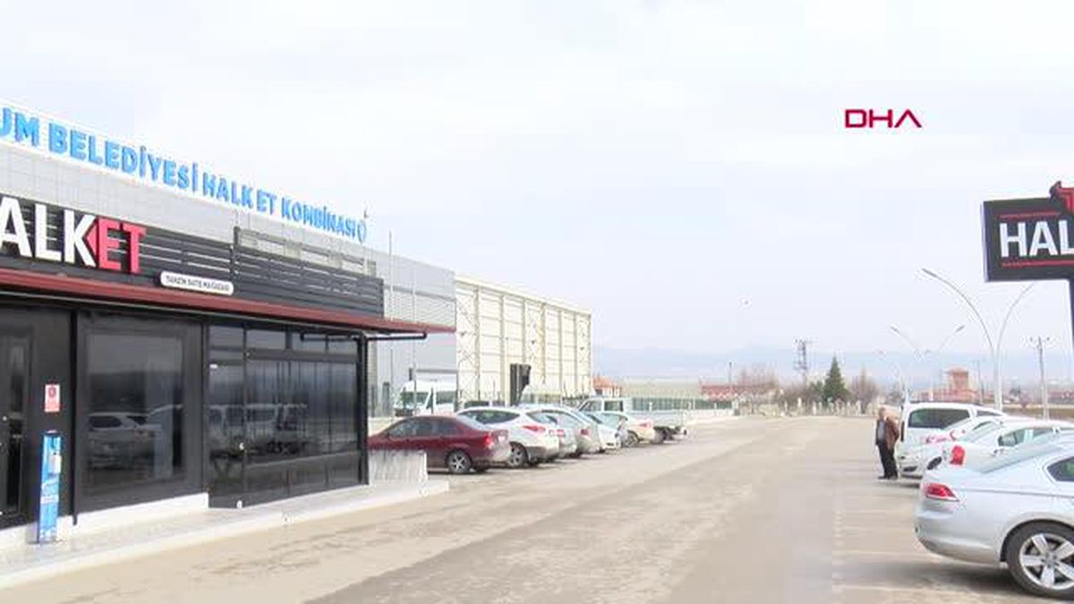 ET KOMBİNASINDAN SOKAK HAYVANLARI DA BESLENİYOR