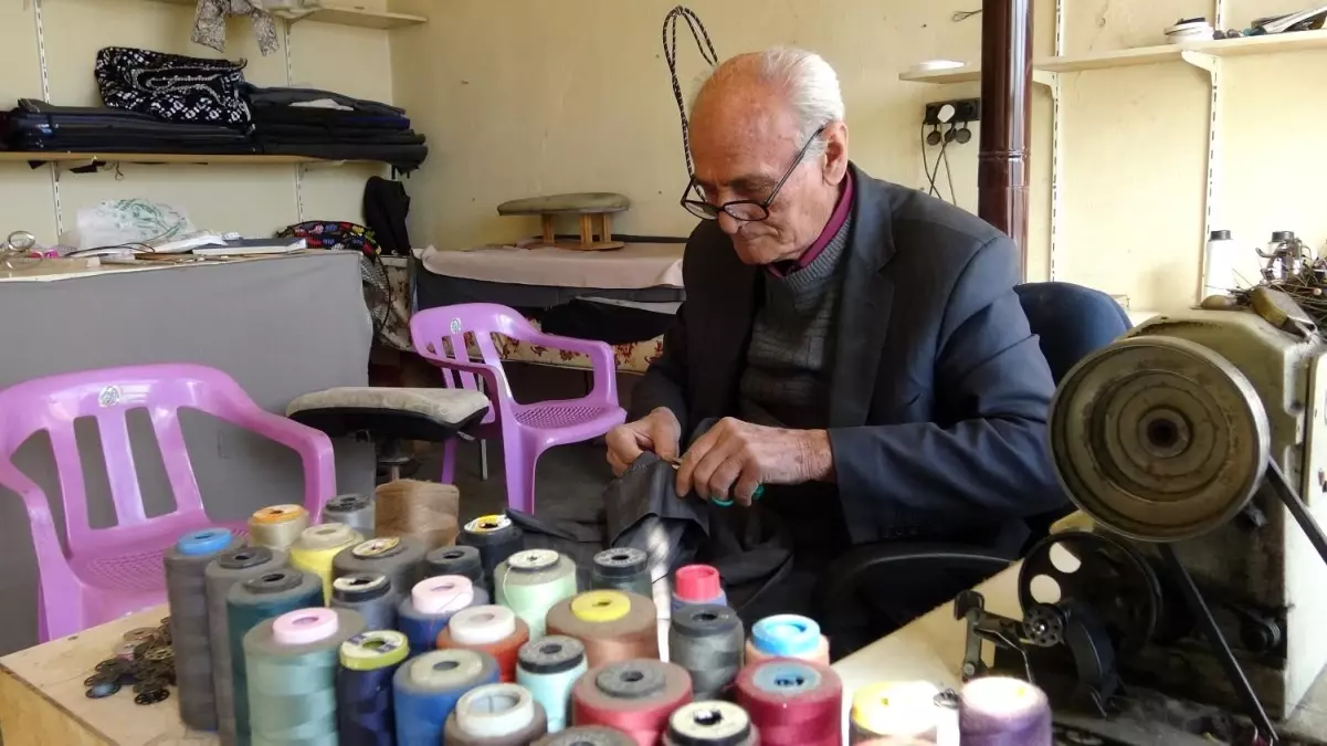 Gercüş\'te yarım asırlık terzi mesleğini sürdürüyor