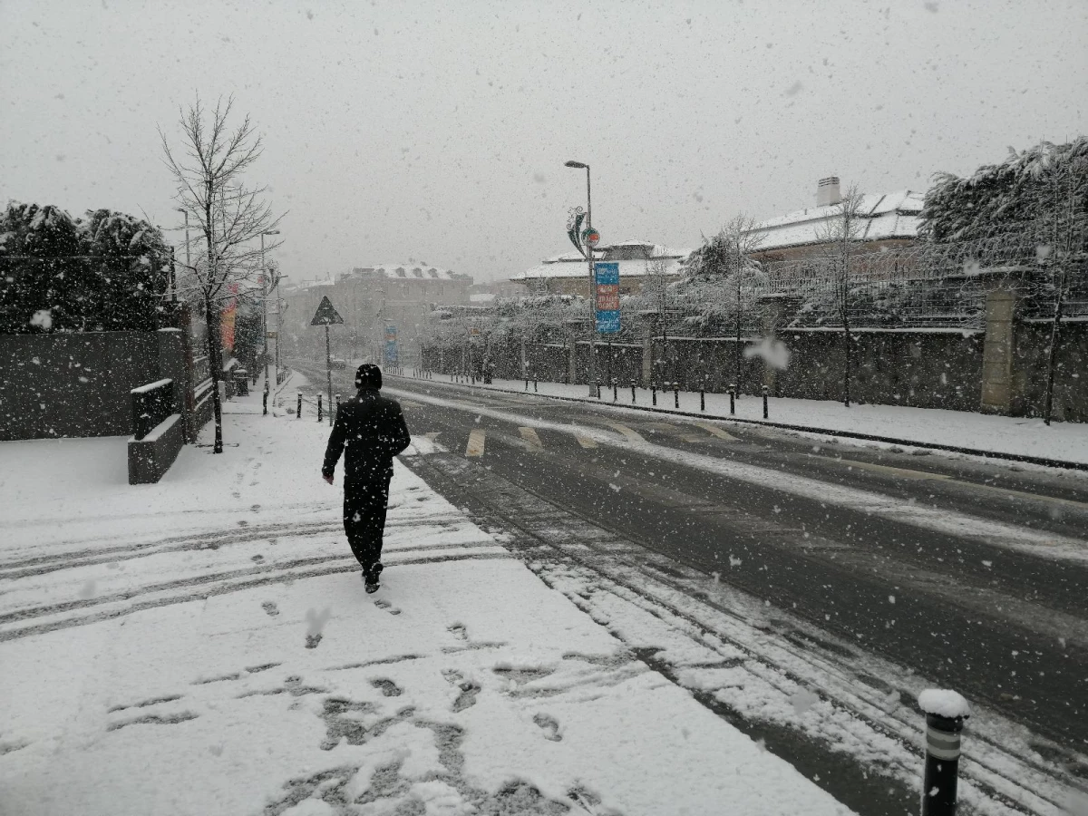 İstanbul\'da Anadolu Yakasında kar yağışı etkisini sürdürüyor