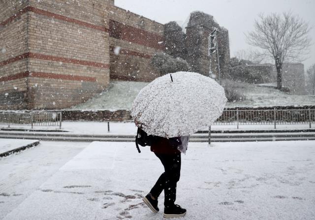 İstanbul'da günlerce sürecek kar yağışı başladı! Uyarılar art arda geliyor