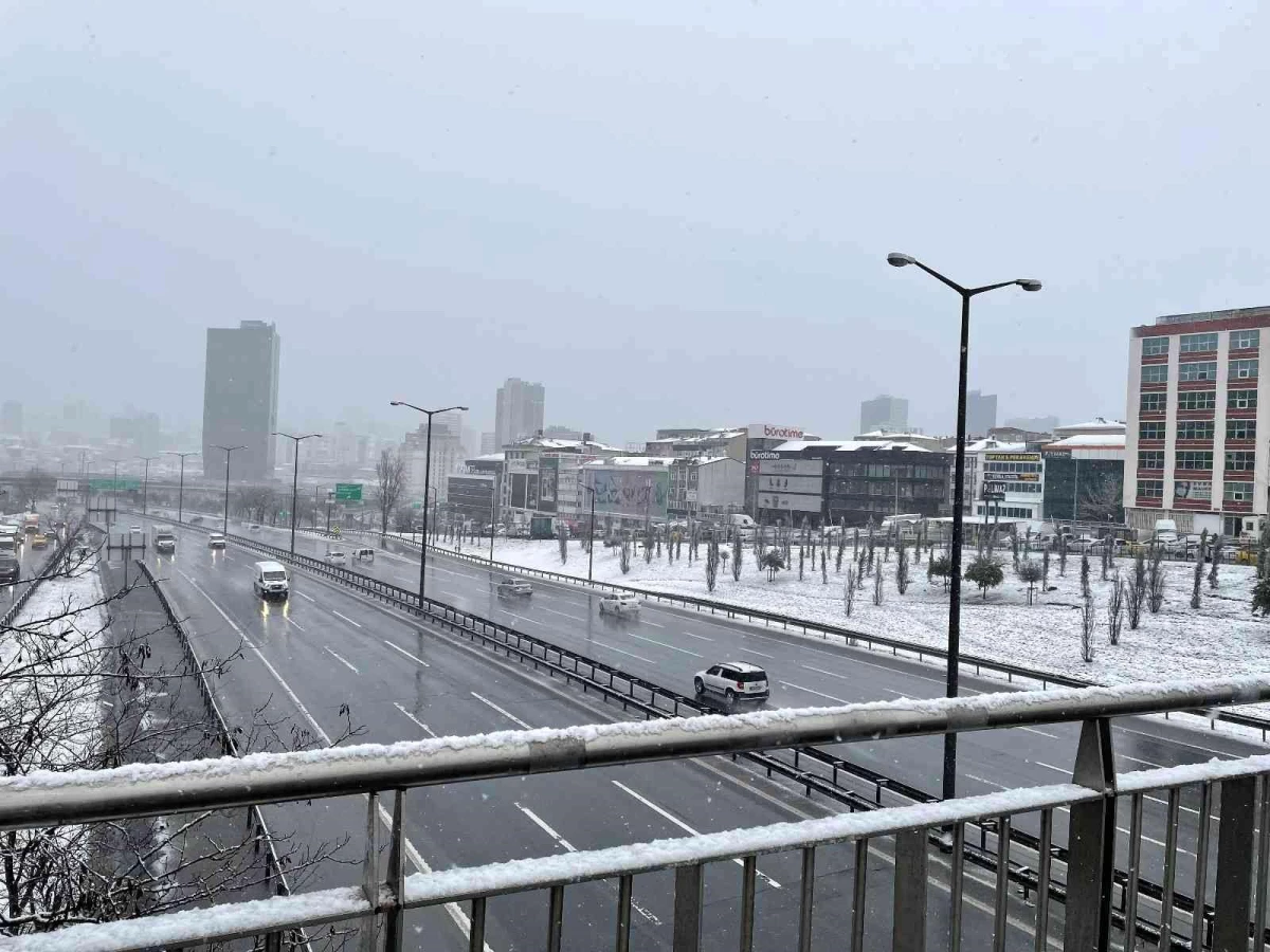 İstanbul\'da kar yağışı aralıklarla etkisini sürdürüyor