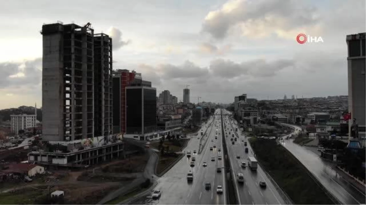 İstanbul\'da kar yağışının etkisiyle yollar boş kaldı
