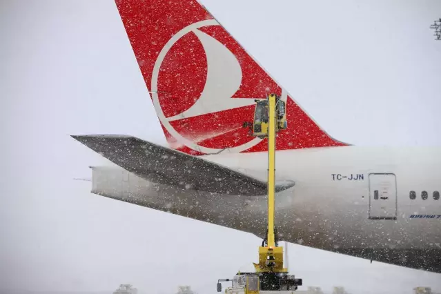 İstanbul ve Sabiha Gökçen havalimanlarında 127 THY uçağına buzlanmayı önleyici işlem yapıldı