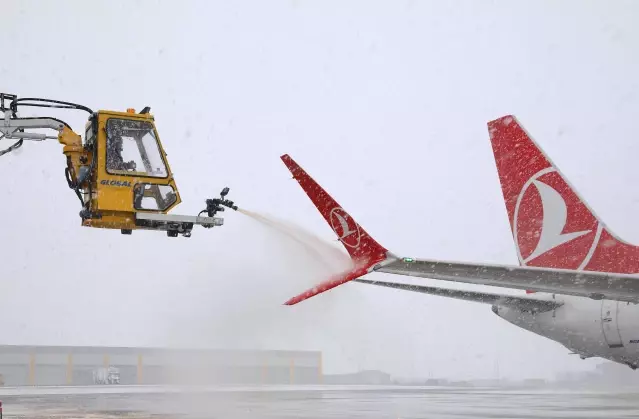 İstanbul ve Sabiha Gökçen havalimanlarında 127 THY uçağına buzlanmayı önleyici işlem yapıldı