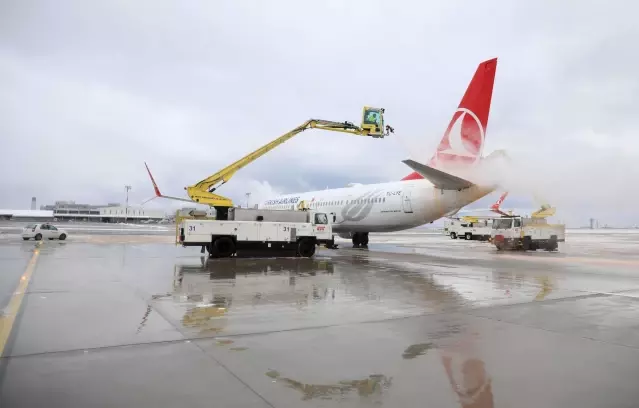 İstanbul ve Sabiha Gökçen havalimanlarında 127 THY uçağına buzlanmayı önleyici işlem yapıldı