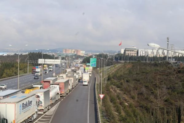 İstanbul yolunda 8 kilometrelik TIR ve kamyon kuyruğu