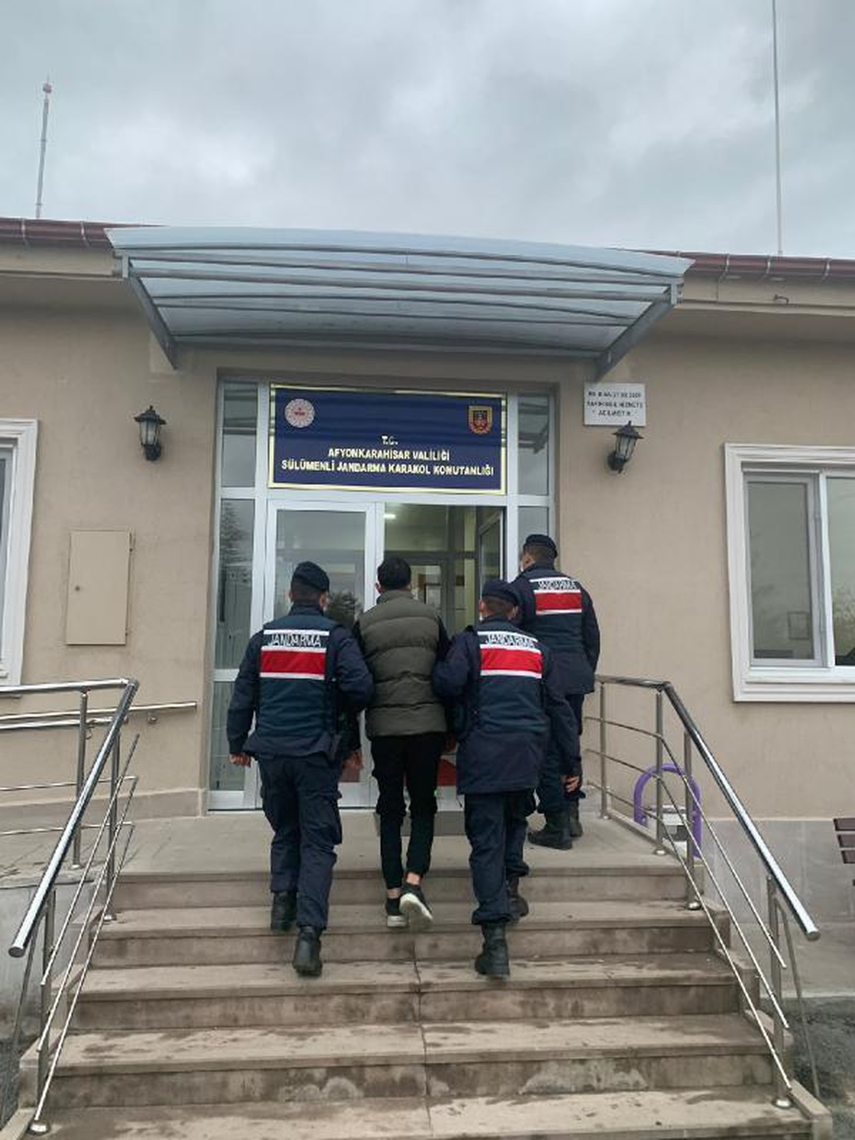 \'Jandarma\' yalanıyla dolandırıcılık şüphelisi, yol kontrolünde yakalandı