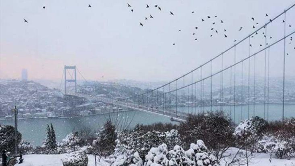 Kar Boğaz\'ı da vurdu: İstanbul Boğazı çift yönlü geçişlere kapatıldı