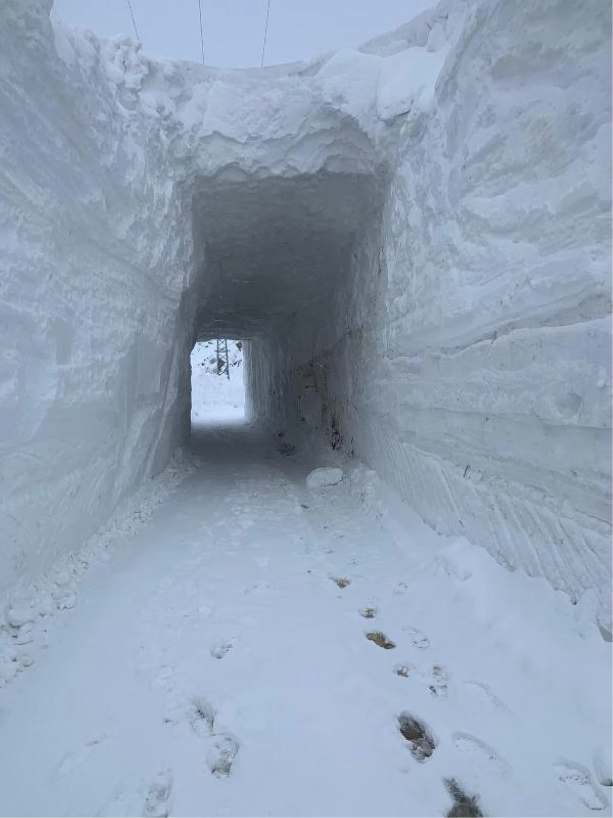 Görüntü Türkiye\'den! Kar kütlesinin içerisinden açılan tünelle ulaşım sağlandı