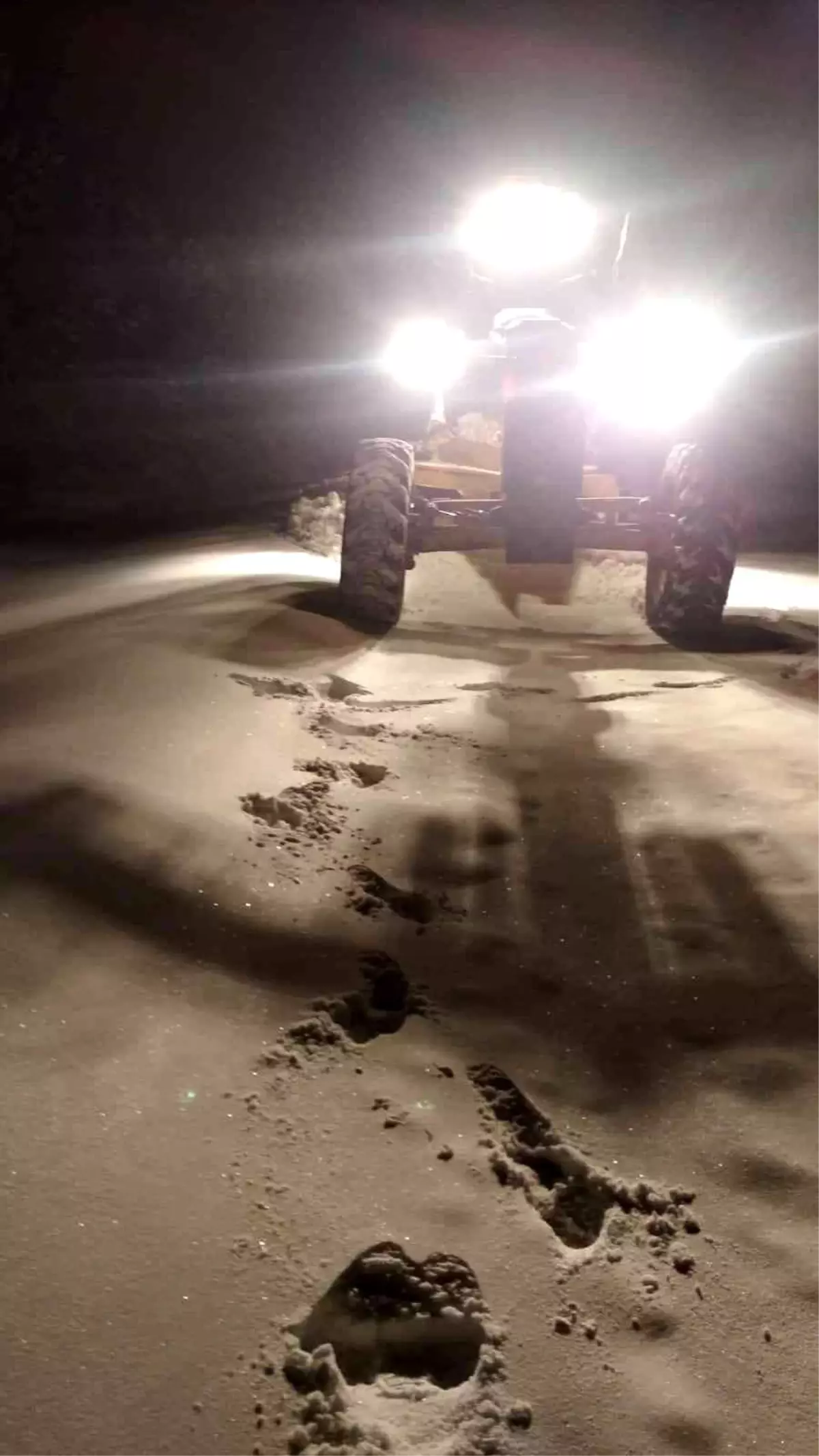 Kar yağışıyla birlikte köy yollarına anında müdahale