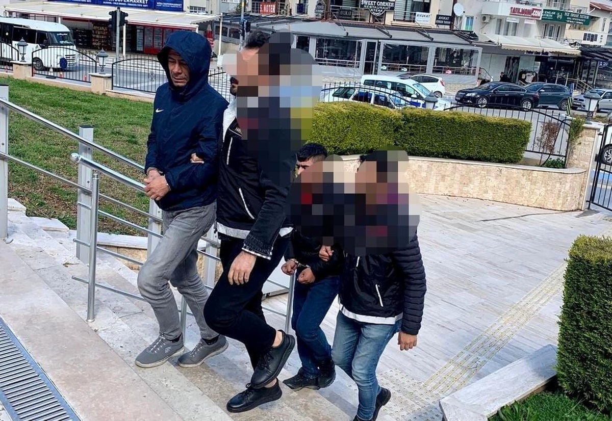 Kargo görevlisi kılığına giren polis, uyuşturucu tacirlerini kıskıvrak yakaladı