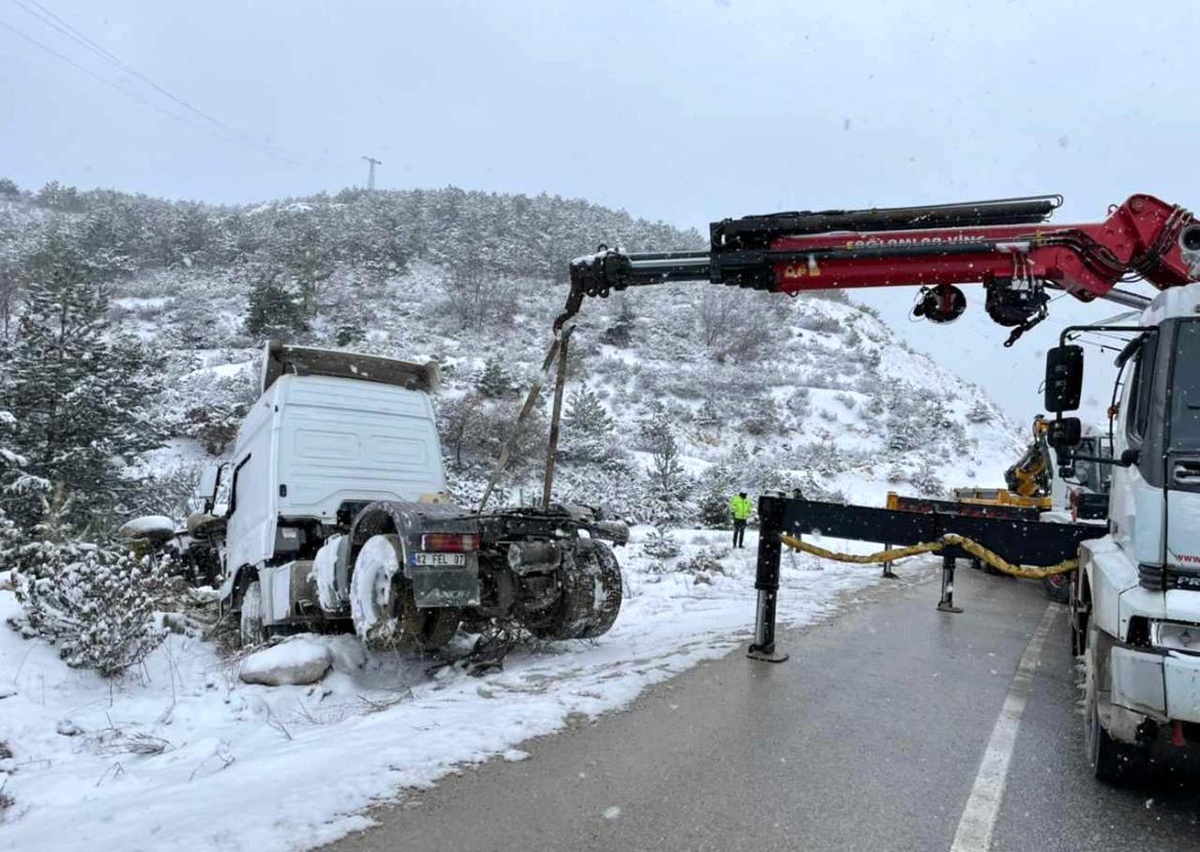 Karlı yolda kontrolden çıkan tır ormanlık alana devrildi