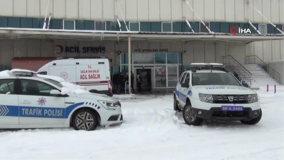 Kars\'ta polis çocuğu kurtarmak için kendini aracın önüne attı