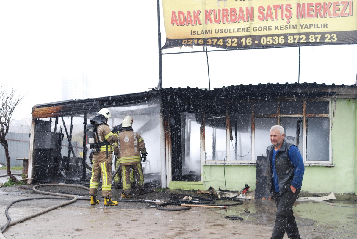 Son dakika haber: Kartal\'da adak kurban satış noktasında çıkan yangın söndürüldü