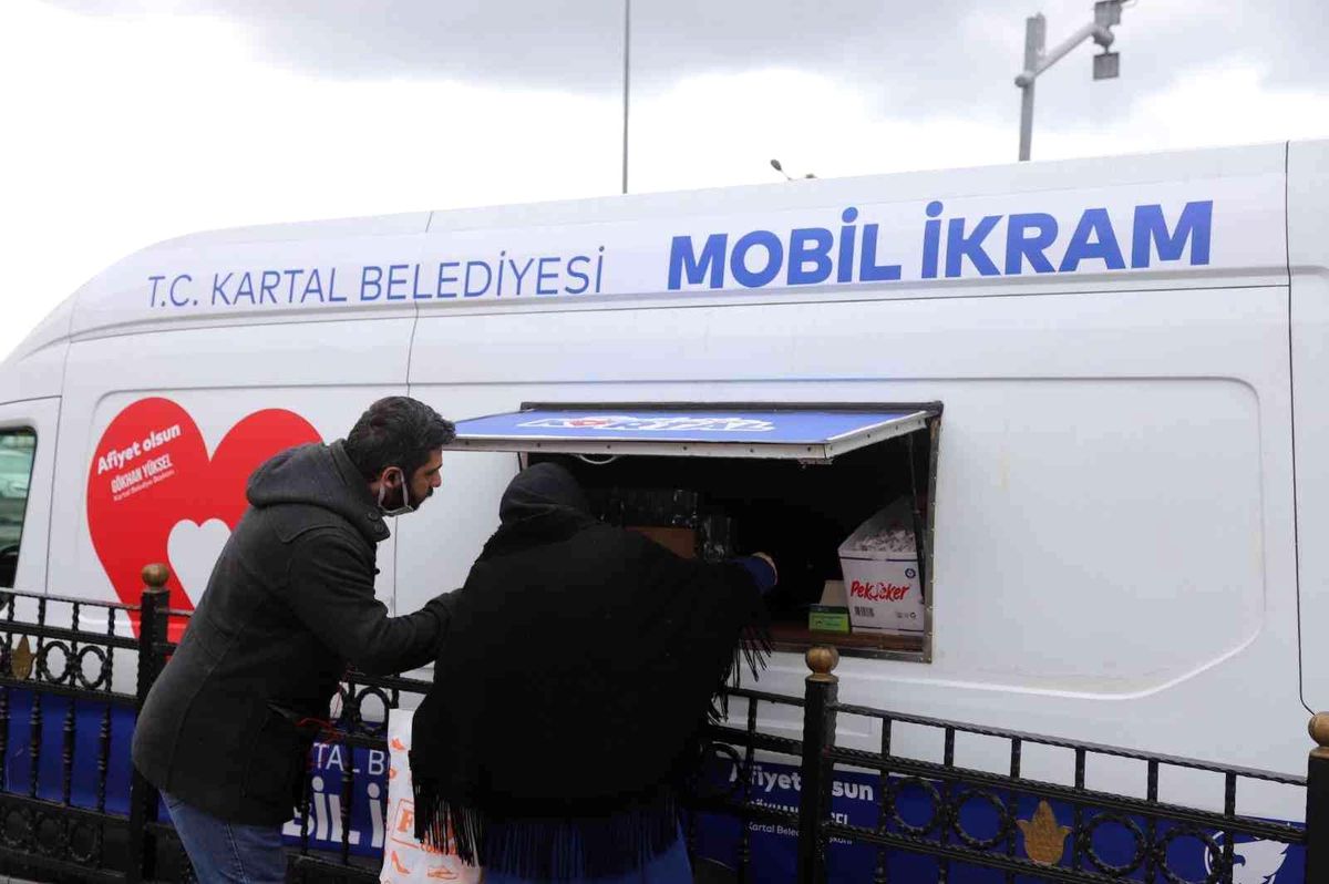 Kartallılara soğuk havada sıcak çorba ve çay ikramı