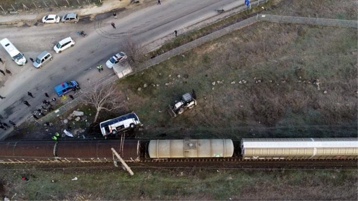 Kırklareli\'nde yaşandı: Yük treni, işçi servisine çarpınca 27 işçi yaralandı
