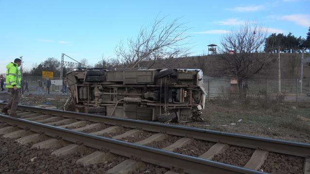 Kırklareli'nde yük treni, işçileri taşıyan servise çarptı: 27 yaralı var