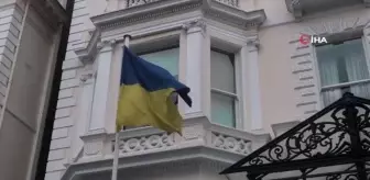 Londra'da Ukrayna Büyükelçiliği önüne savaşta hayatını kaybedenler için çiçek bırakıldı